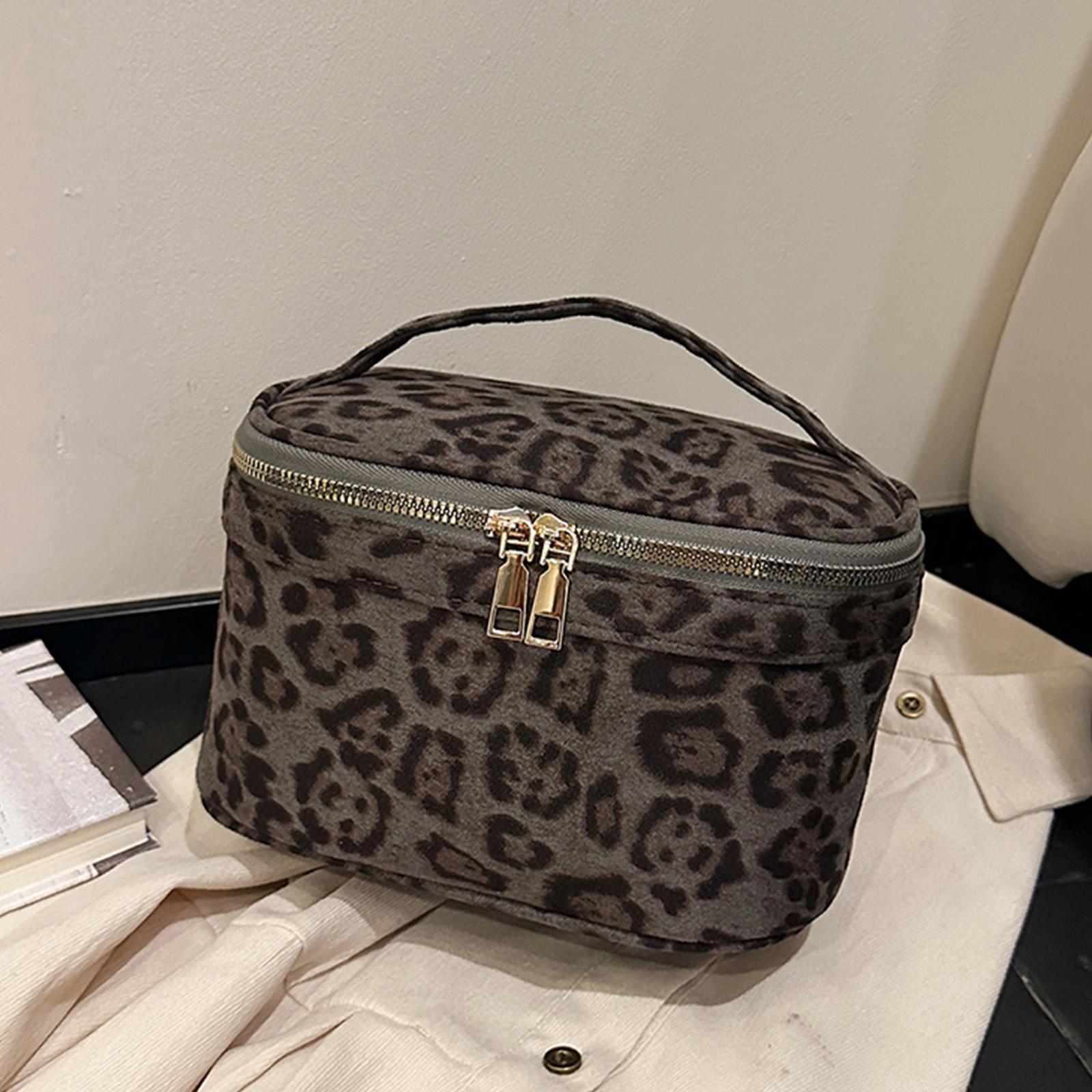 

Women Faux Suede Cosmetic Bag Large Capacity Bath Travel Bag Vintage Makeup Pockets Handheld Storage Bag Leopard Toiletry Box серый