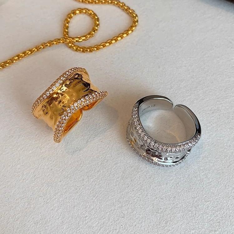 Stilvoller goldener offener Ring für Damen mit einzigartigem unregelmäßigem Strassdesign für modisches Fingeraccessoire