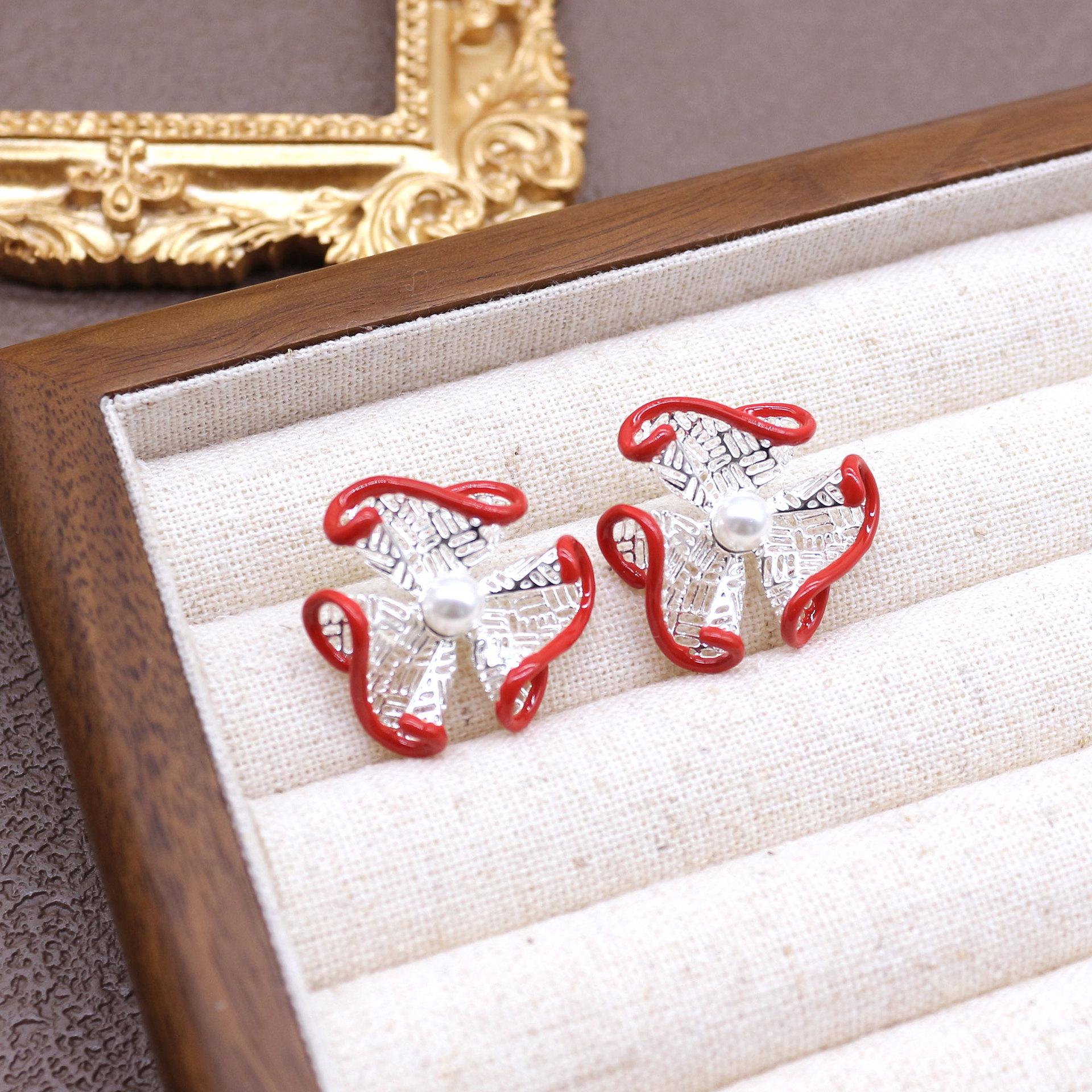 Полые Эмалированные Серьги-Гвоздики с Цветочной Окантовкой и Жемчугом: Элегантные и уникальные украшения для женщин