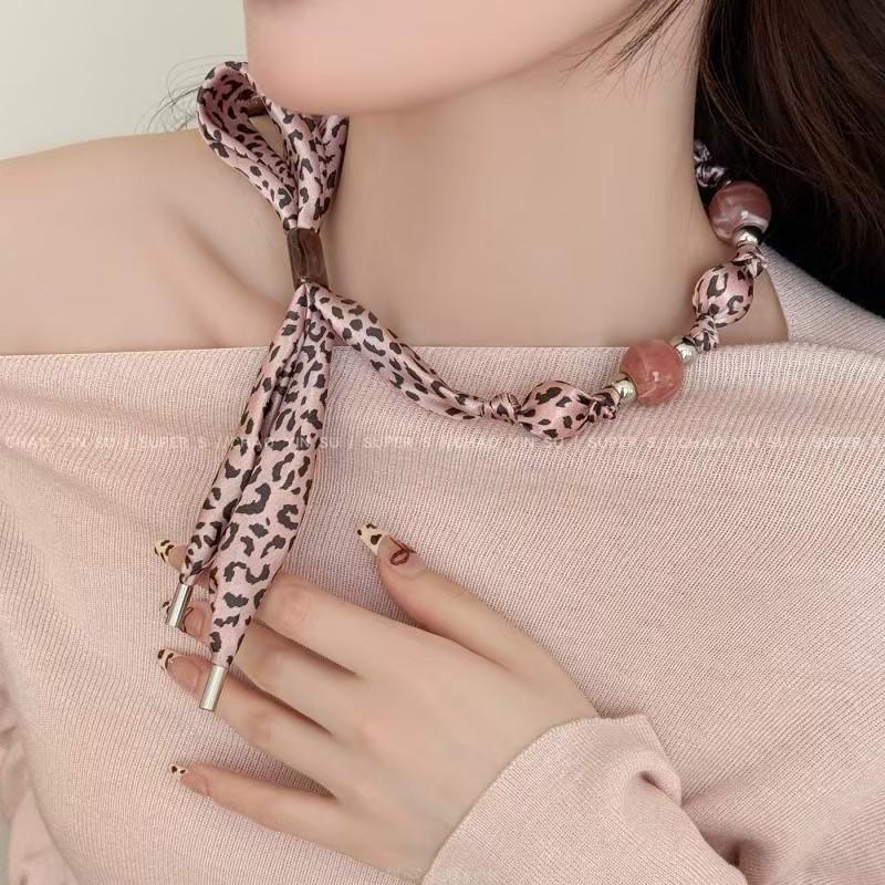 Meillard Damen Leopardenmuster Seidenschal Halskette mit Stoffblume und einzigartigem Kordelzug-Design