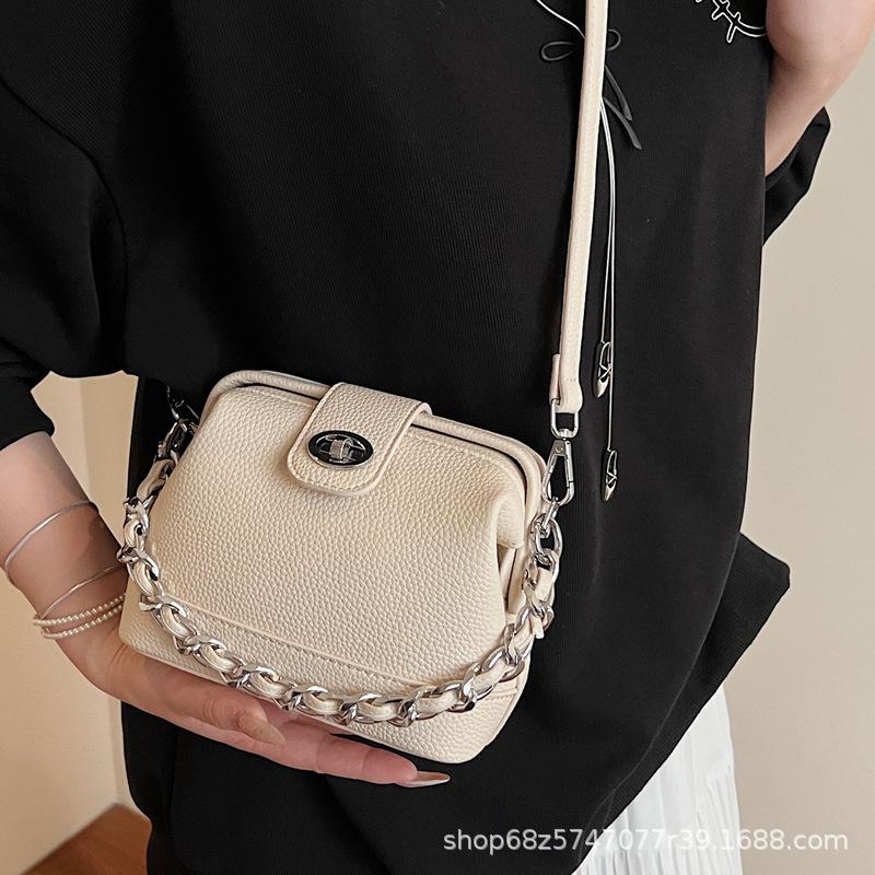 Premium sense solid color chain underarm bag women's 2025 new fashion foreign style shoulder bag versatile solid color messenger bag tide