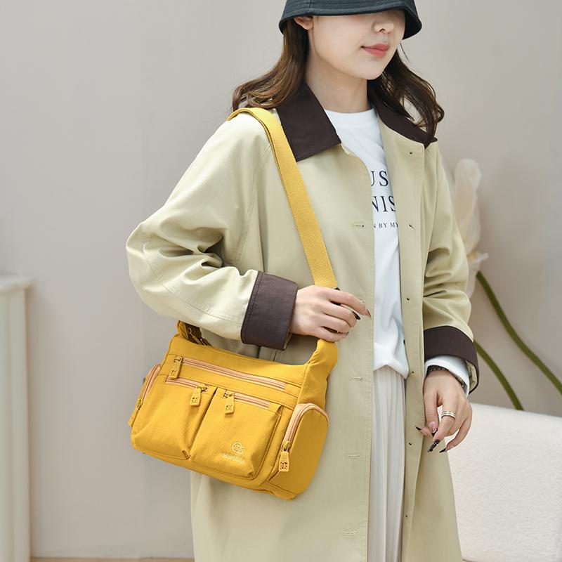 Fashionable Multi Pocket Crossbody Bag with Adjustable Strap and Spacious Design for Daily Use