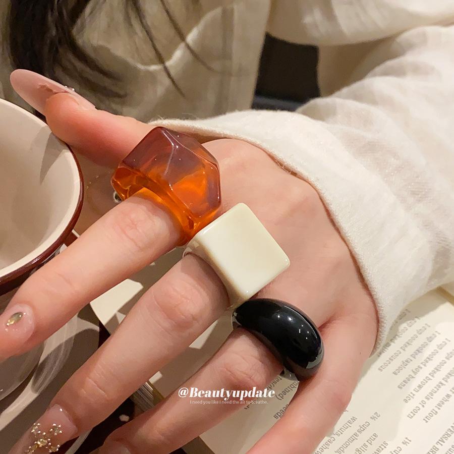 Exaggerated Gradient Resin Square Ring: Retro, High-End Style for Women