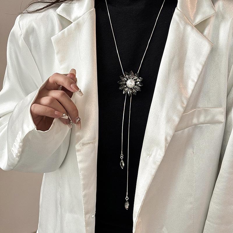 Luxury Non-Fading Korean Fashion Sweater Necklace: Autumn/Winter Women's Niche Design Pendant
