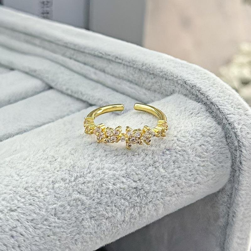 Fashion Light Luxury Sugar Cube Vine Winding Square Diamond Flower Ring Women'S Niche Design Inlaid Zircon High-End Jewelry