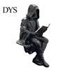 Donkere Opvallende Beeldje Gotische Fantasy Lezend Figuur, Mysterieuze Figuur met Kap Beeldhouwwerk, Hars Beeldhouwwerk Zittende Magere Hein Standbeeld voor Boekenkast,