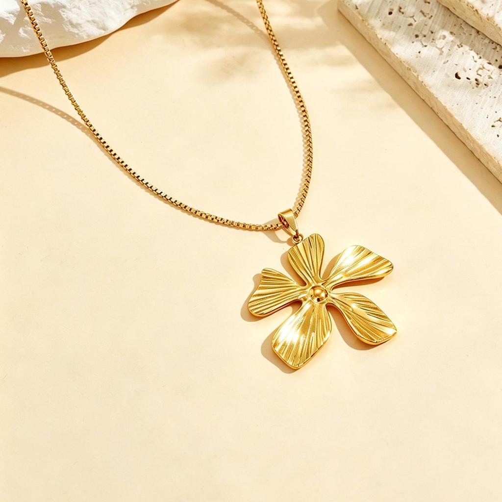 18K Gold Plated Stainless Steel Flower Pendant Necklace - Elegant Resort Style Clavicle Chain