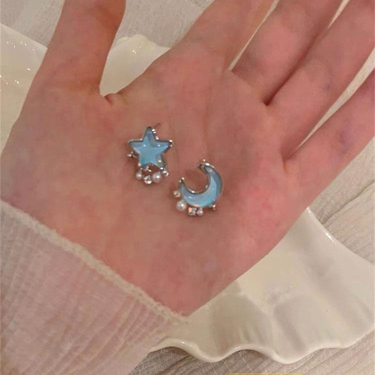 Fresh and sweet blue asymmetrical star and moon pearl stud earrings for women, niche design small earrings 925 silver needle
