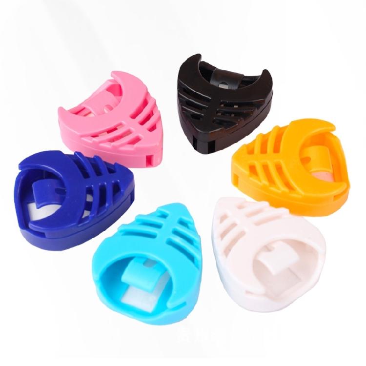 6 sztuk Trójkątny Uchwyt na Kostki do Gitary z Samoprzylepnym Tyłem i Sprężynowym Plastikowym Klipsem na Kostkę Gitarową Wytrzymały