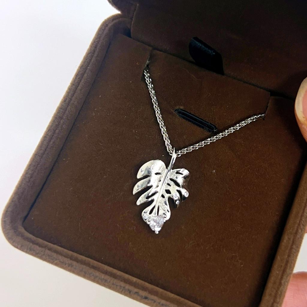 Vintage Antique Brushed Point Diamond Gold Branches Jade Leaf Necklace Exquisite Niche Design Leaf Pendant Collarbone Chain