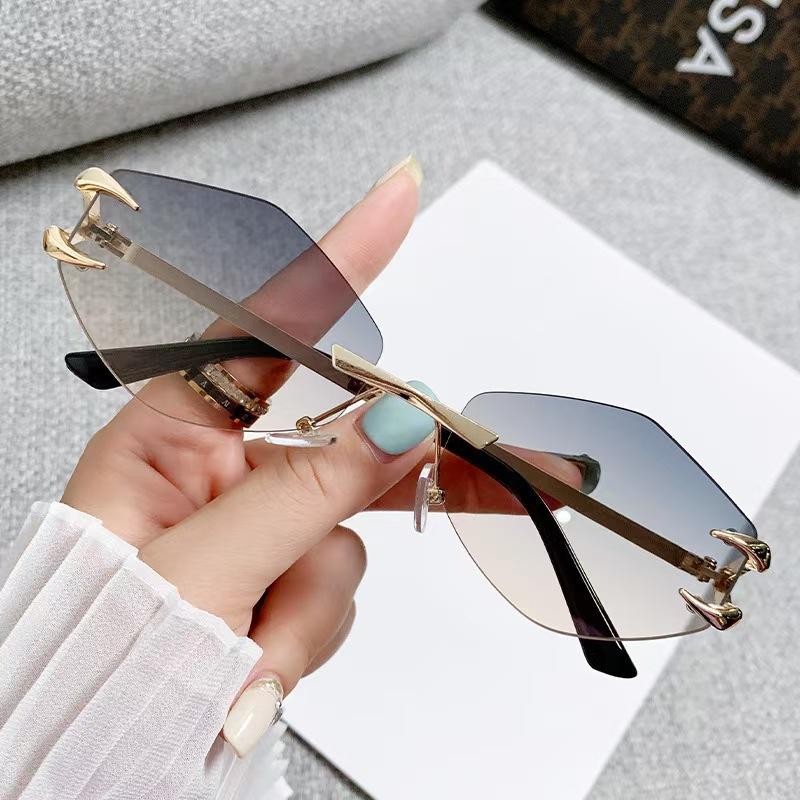 New Vintage Square Sunglasses Women Men Rectangle Sun Glasses Female Frameless Eyewear Oculos De Sol for Male Female Eyeglasses