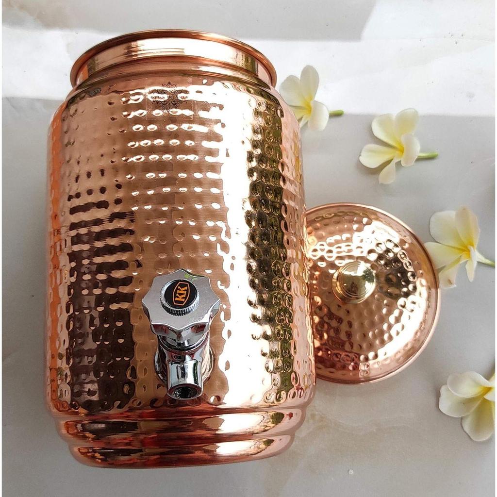 Vattenkruka/Dispenser/Behållare/Matka/Tank i ren koppar med hamrad design och utan skarvar med mässingsställ Volym- 5 liter
