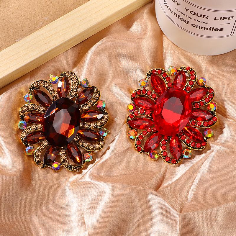 European & American Fashion Crystal Flower Brooch: Alloy, Diamond Women's Clothing Accessory