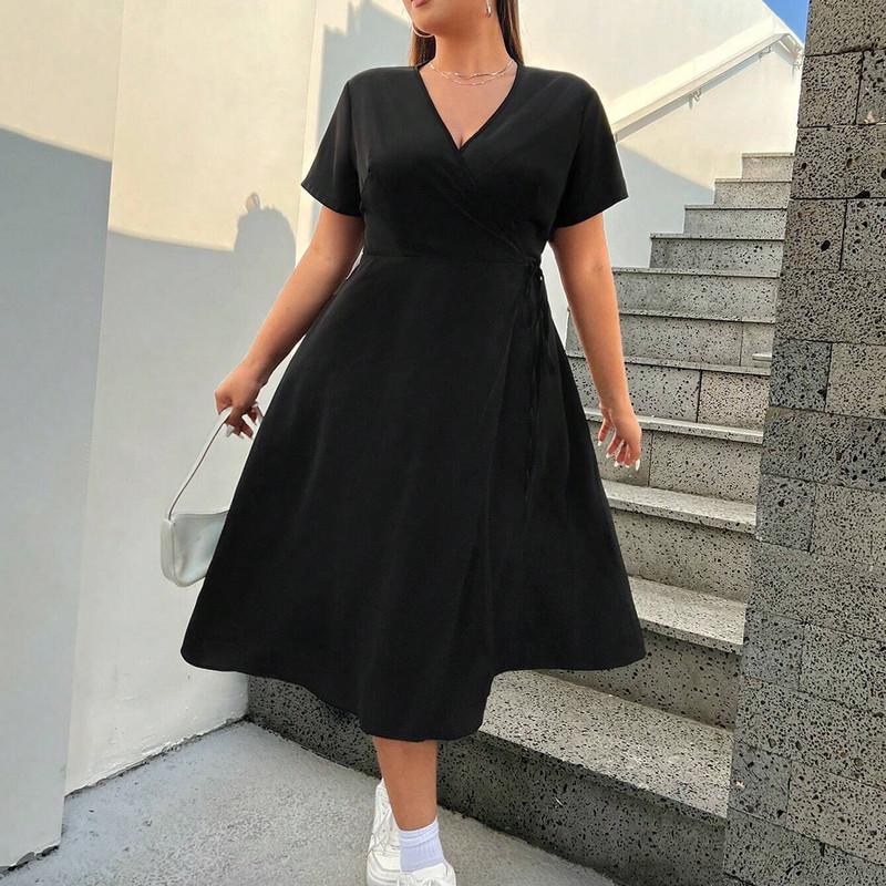 Весеннее платье средней длины с v-образным вырезом и разрезом — фото 3