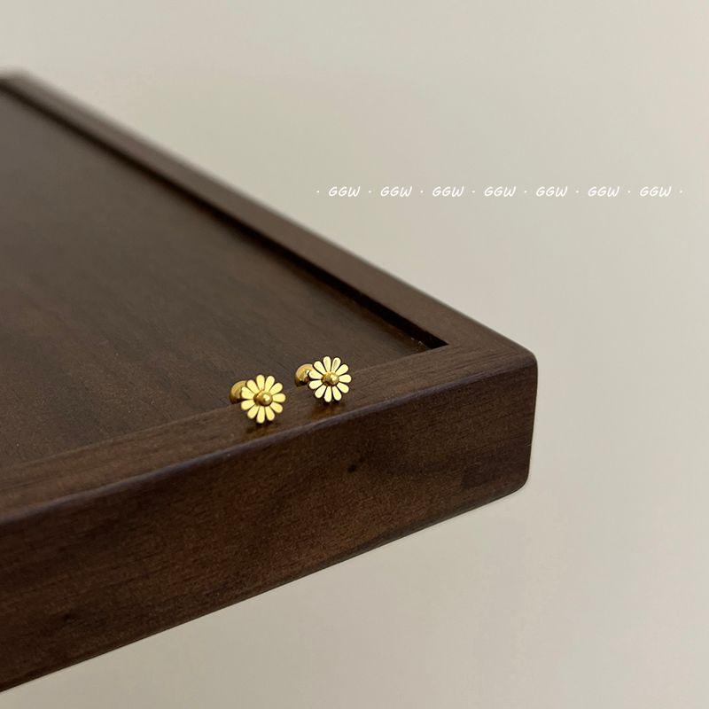 

Изысканные миниатюрные серьги из титановой стали Супер защита цвета Застежка-винт Daisy [titanium steel stud earrings]: a pair