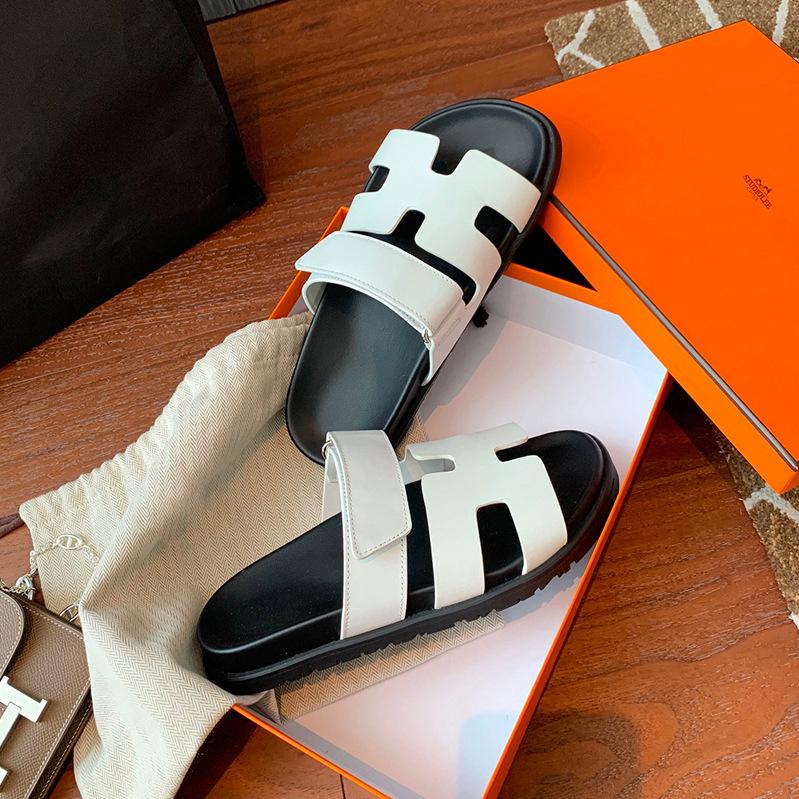 

Кожаные сандалии на плоской подошве с толстой подошвой и ношением шлепанцев H для женского лета 2025 года, новые, на липучке, с мягким открытым носком 40