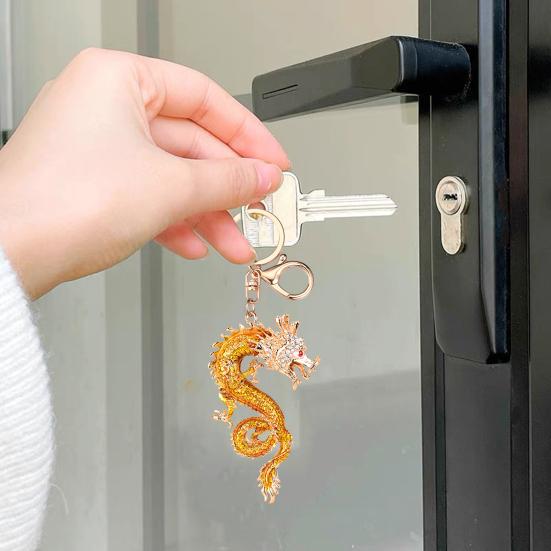 Keychain Sparkling Rhinestones Inlaid Dragon Design Keychain Pendant Enamel Oil Drip Process Polished Edges Spring Buckle Key Holder Backpacks