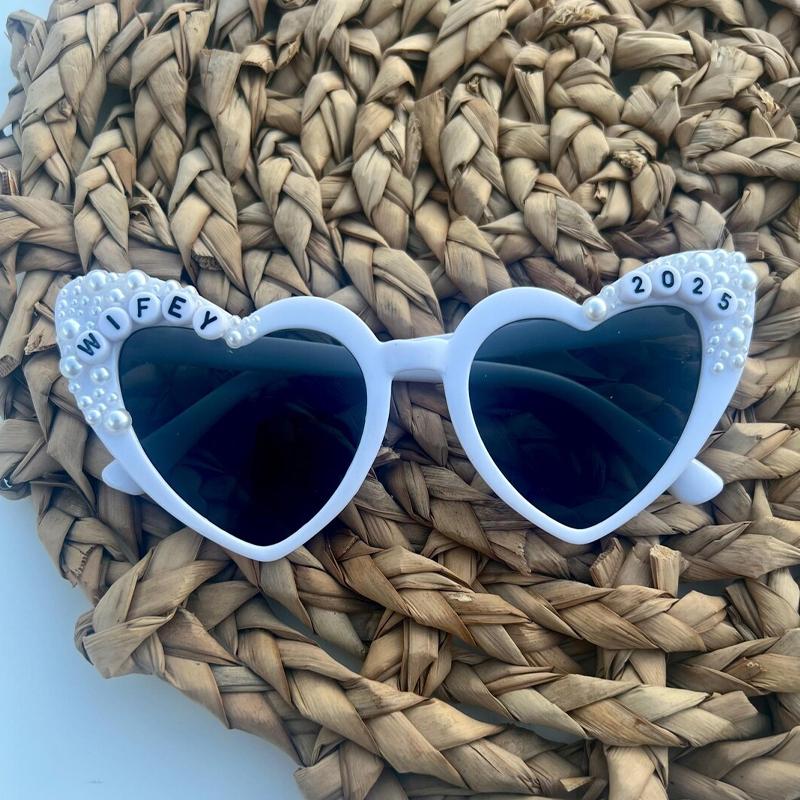 

Wifey 2025 Pearl Heart Sunglasses Summer Beach Wedding Decorate Bachelorette Party Bridal Shower Supplies Future Mrs Bride Gift 1pcs