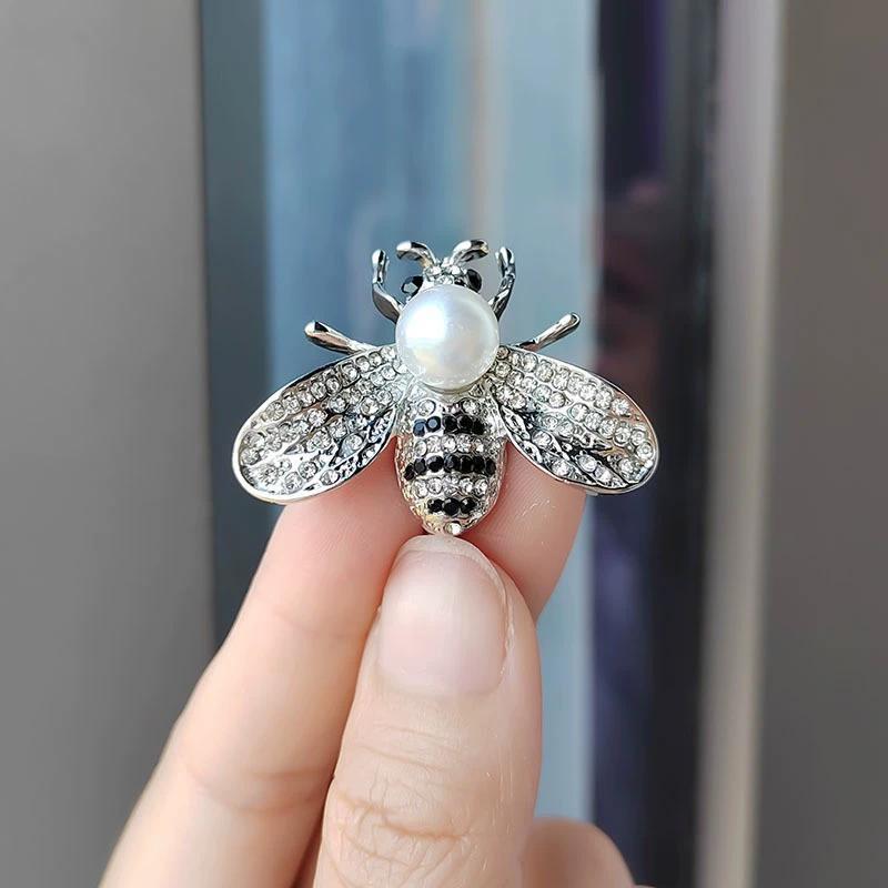 

1PC Insect Series Brooch Delicate Little Bee Brooches Crystal Rhinestone Pin Jewelry Silvery+White Pearl