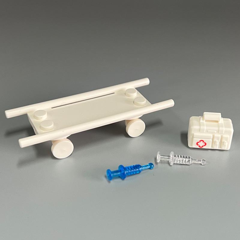 

Сборка игрушечной медицинской сумки из мелких частиц, миниатюрная медицинская спасательная машина, сцена с глухой коробкой, строительный блок