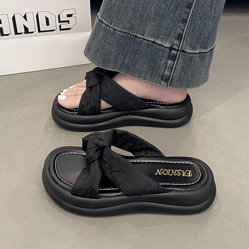 One-word drag girl 2025 summer new wear casual muffin slippers with skirt beach shoes