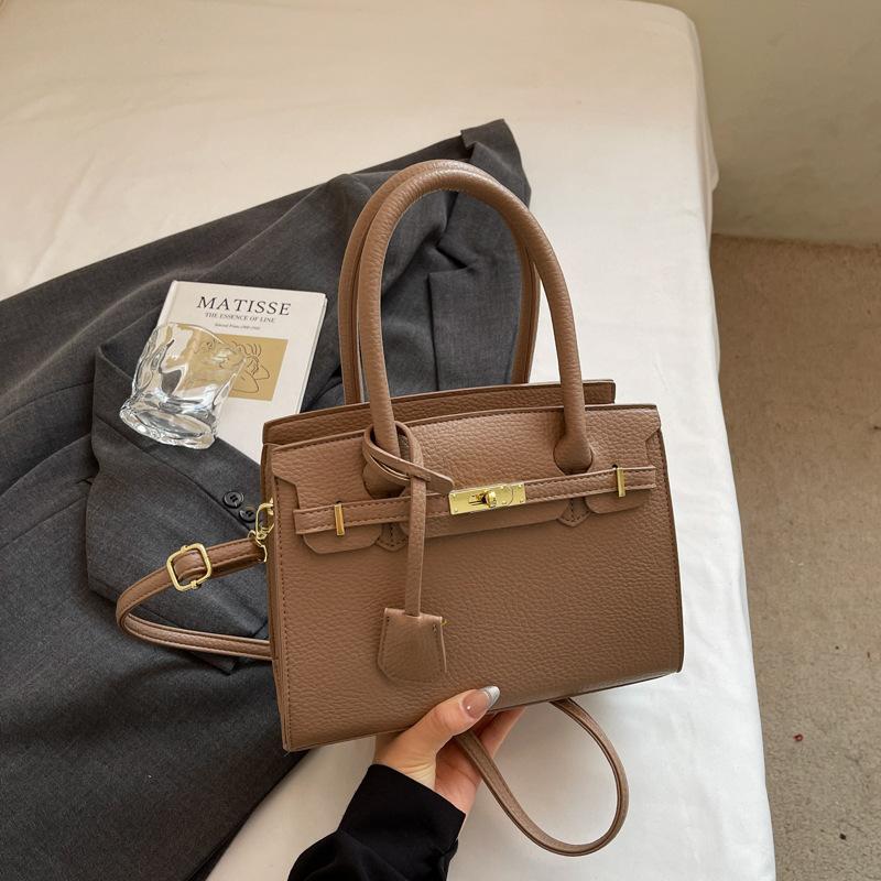 

Simple Korean version niche women s shoulder messenger bag 2025 autumn and winter new women s bag fashion shoulder small square bag хаки