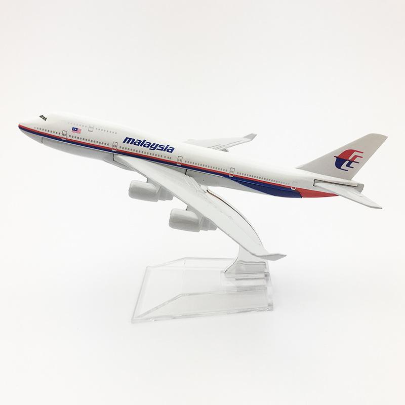 Model Plane 16CM 1:400 Scale 747 Alloy Metal Aircraft Model Malaysia airlines B747 With Aircraft Stand Collectible Gift Display
