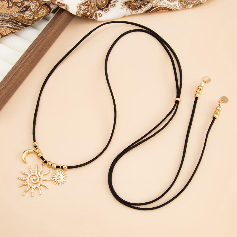 Simple Retro Hollow Out Sun Adjustable Pendant Necklace Rope Necklace Vintage Pull Out Collarbone Chain Jewelry Accessories Gift