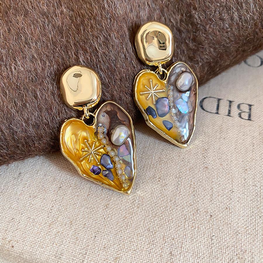 

Oil painting style love pearl stud earrings French retro earrings light luxury earrings design sense niche women