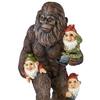Sasquatch Statua Ogrodowa Żywica Sasquatch z Krasnalami Ornament Zewnętrzna Wewnętrzna Figurka Sasquatcha do Dekoracji Tarasu Dziedzińca
