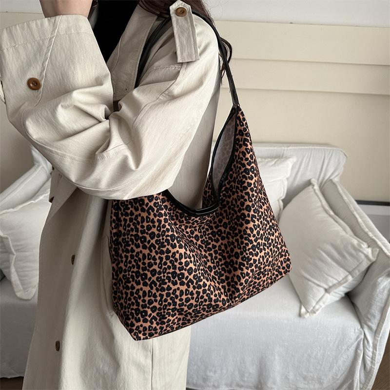 Fashionable and Trendy Large Capacity Commuting Tote Bag New Personalized Leopard Print Shoulder Bag Korean Style Niche Underarm Bag