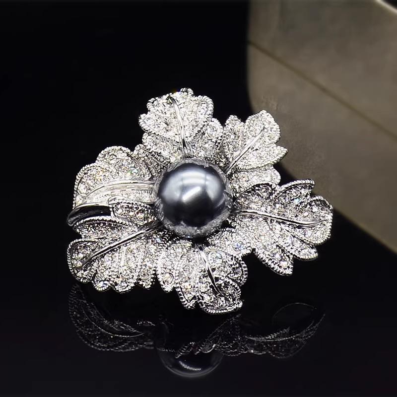 The Rose Brooch Is A Versatile and Elegant Pearl Brooch with A Light Luxury Design