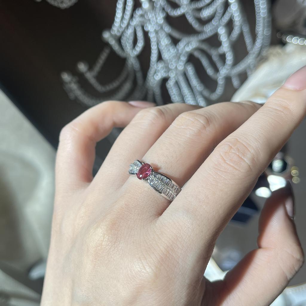 Light Luxury Design Zucht Taubenblut Rubin Ring Damen Persönlichkeit Französisch Hochkarbon Diamant Roter Korund Vorsteckring Reihenring
