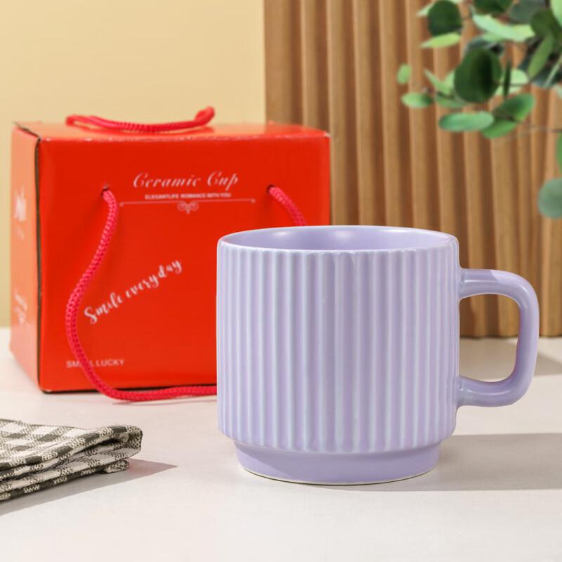 Einfacher gestreifter Keramikbecher