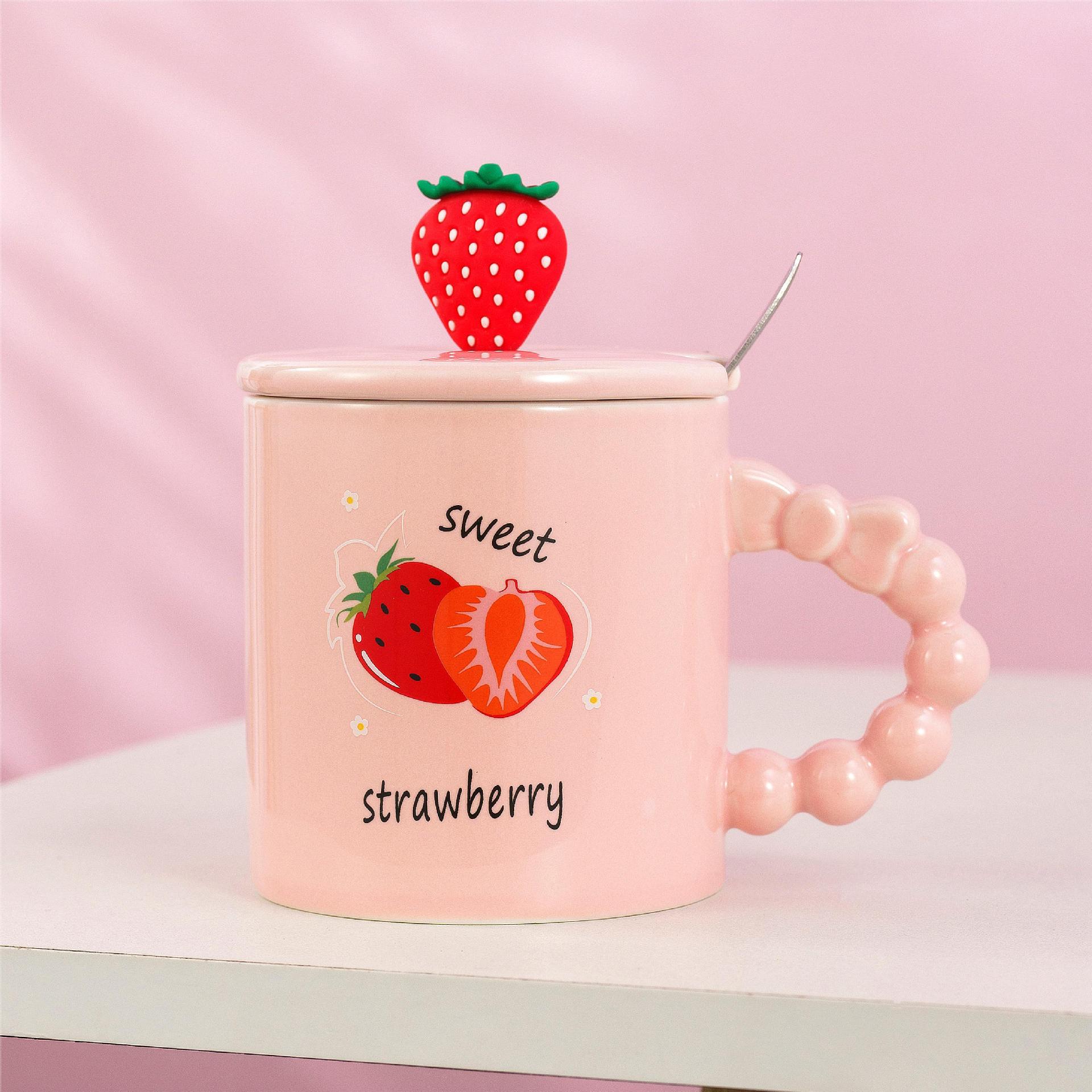 

Милая керамическая кружка с крышкой, ложкой, маленькая чашка для пресной воды, сувенирная домашняя кофейная чашка, парная чашка с клубникой 400ml