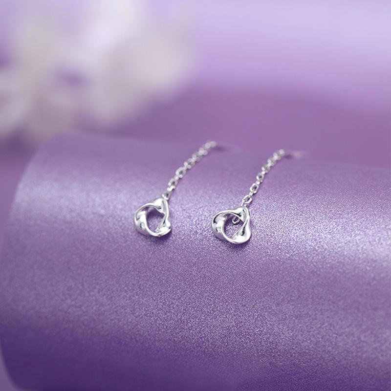 Pendientes de Hilo con Borla Minimalistas Moebius: Diseño de Nicho, Exquisito y Versátil para Mujeres.