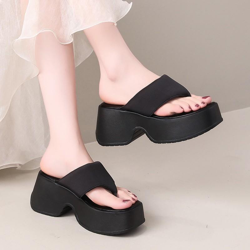 Thick-soled cool slippers women's summer wear muffin bottom flip-flops 2025 new pinch foot small beach shoes