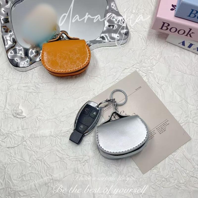 Stylish Leather Keychain Holder Mini Pouch For Earphones Compact Design Sturdy Metal Clip Accessory For Daily Essential