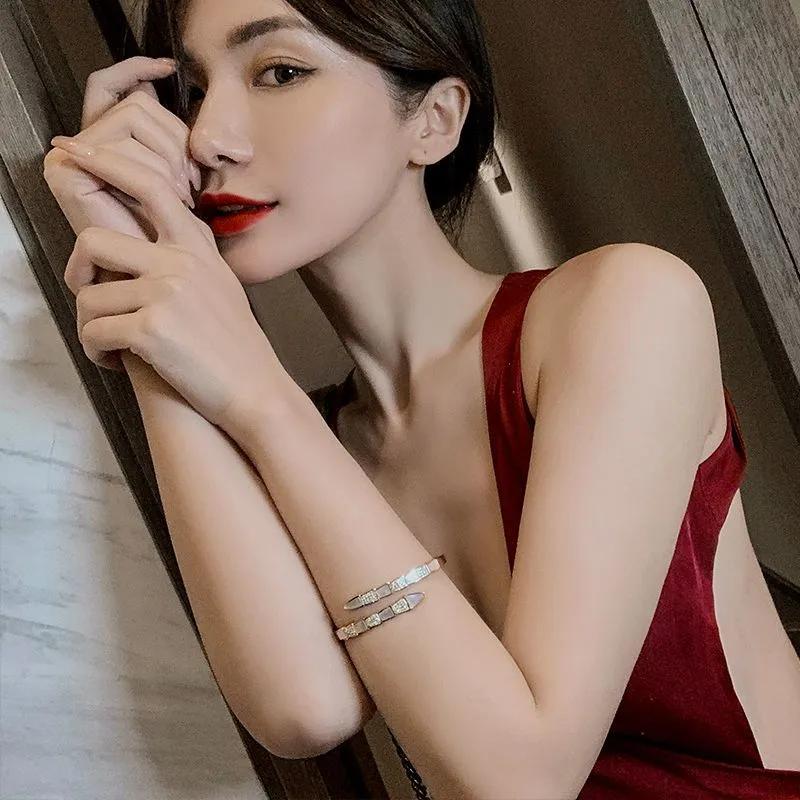 Snake-shaped Rose Bracelet, Feminine High-end Temperament, Mother-of-pearl Cold Style
