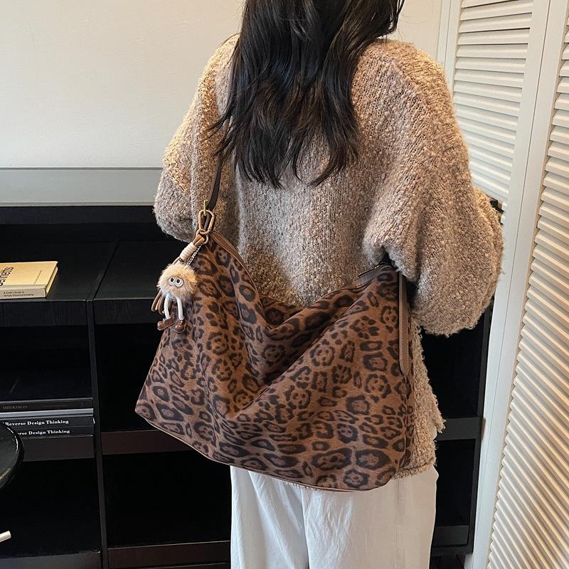 Suede Bag Women's Large Capacity 2025 New Autumn and Winter Matte Retro Messenger Bag Casual Commuter Tote Bag