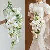 Eleganter weißer Kaskadenstrauß: Phalaenopsis & Calla-Lilie Kunstblumen für Hochzeitsfotografie