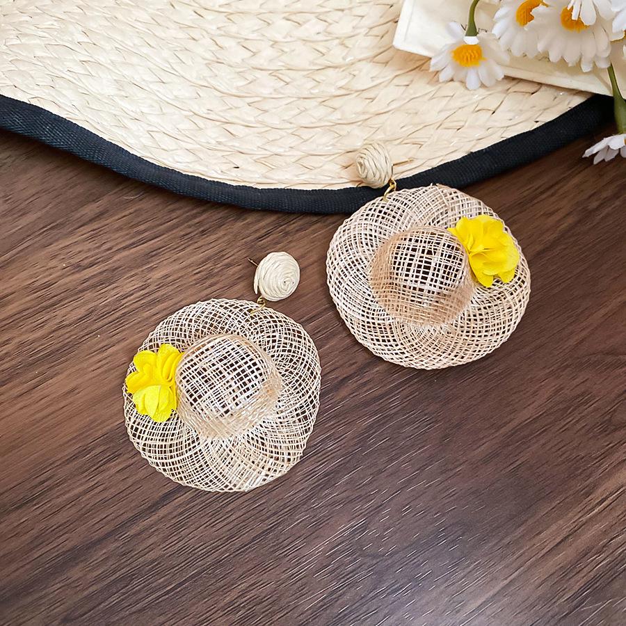 Żółte Świeże Kwiatowe Kolczyki Koła z Motylem dla Kobiet - Proste, Wszechstronne i Modne Geometryczne Wzornictwo.