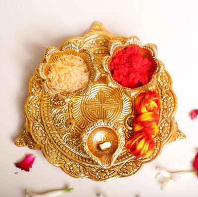 Metall Pooja Thali med Diya for Pooja Hjem/Tempel/Mandir, Dekorativt Pyntegjenstand Pooja Thali Sett for Diwali Poojan Bryllupsgave Artikkel, Gull