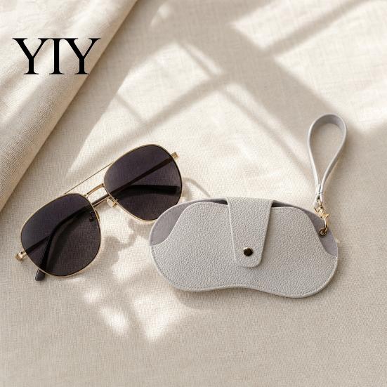 Compact Glasses Storage Bag Sunglasses Pouch, Imitation Leather Hanging Case Durable Eyeglass Holder with Carabiner, Portable Eyeglasses for