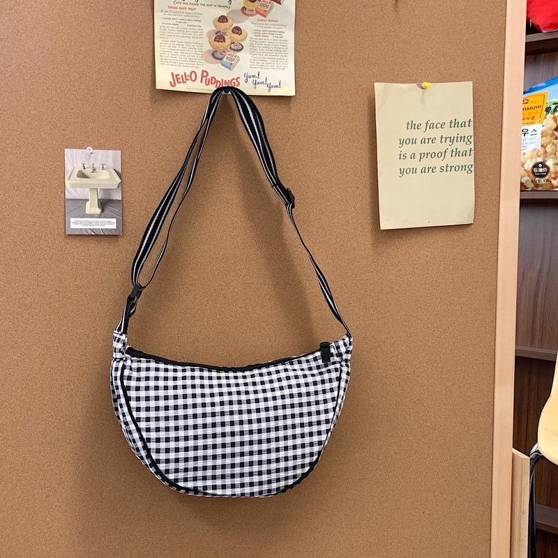 Винтажная клетчатая женская сумка-пельмень через плечо чёрный