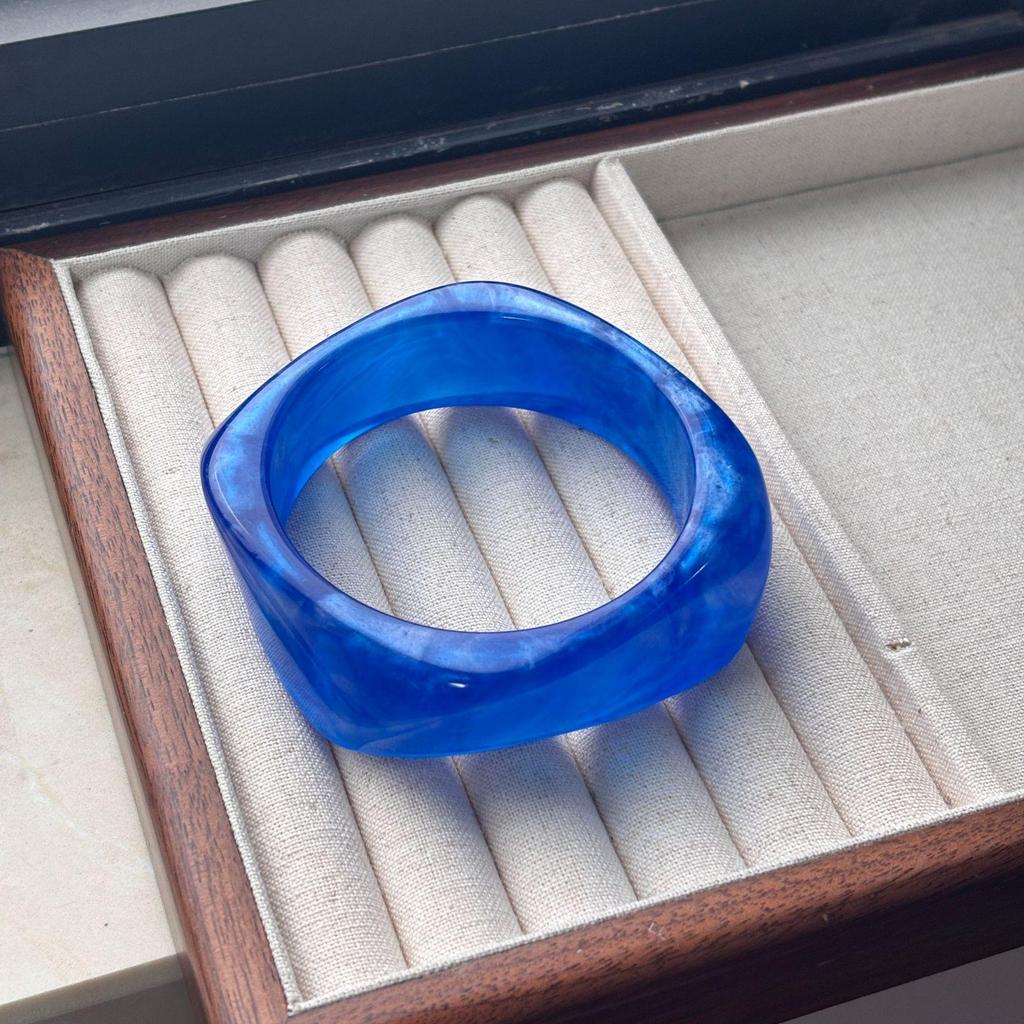Retro Macaron Color Bangle: Stylish Women's Fashion Bracelet with Unique Niche Design