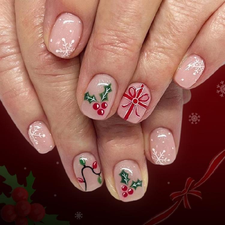 

24Pieces Festive Fake Nail Christmas Snowflake Patterns ABS False Nail Comfortable Fit Green Leaf Details for Women 1