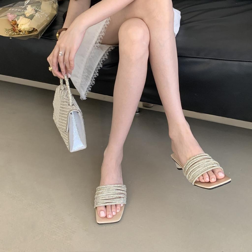 Leichter Luxus quadratischer Kopf Damen Sommerbekleidung Strass-Slipper dicker französischer Feenabsatz 2025 Schleppe cool neues Temperament offene Zehen cool