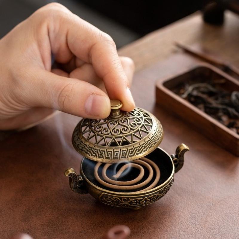 Binaural Antique Incense Burner Exquisite Pattern Hollow Three-legged Burner Indoor Alloy Incense Holders for Yoga Meditation Home Desktop Ornament