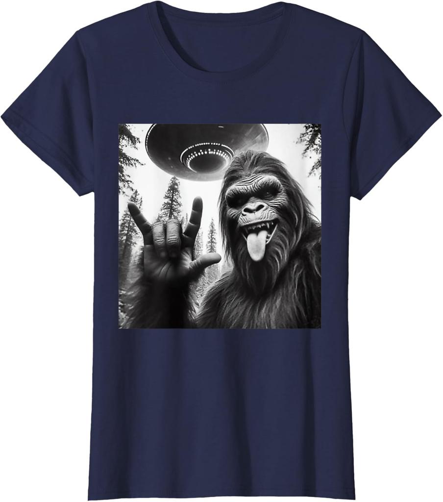 Sasquatch Bigfoot Cool Rock On Selfie With Ufo Alien Ladies' Crewneck T-Shirt